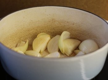 step2: 燒熱油之後先炒香洋蔥後備用