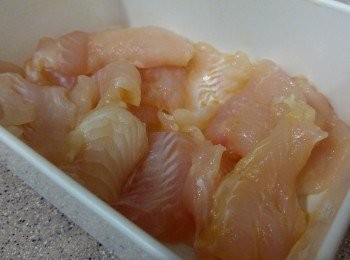 step2: 用半隻雞蛋撈勻魚肉