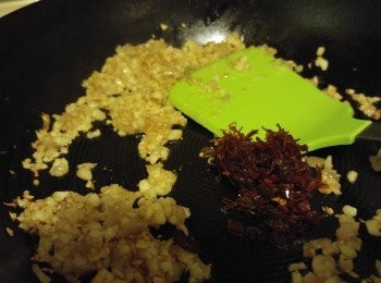 step3: 爆香香料炒到微乾加XO醬再加麵包糠炒到乾身後將三文魚回鑊。