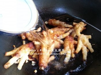 step6: 加入<span class="group_2">調味料</span>拌勻後加入3碗水份量用中火煮滾