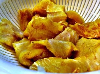 step1: 先將魚塊用鹽，胡椒粉，咖哩粉醃30分鐘