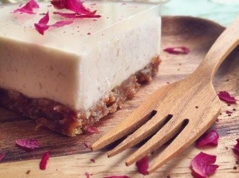 step7: 裝飾即成！冷藏1-2晚後，冰冰的更好吃！（亦可以加水果裝飾在凝固了的慕絲蛋糕上，才倒上果凍液體。封存了裝飾好美喔！）