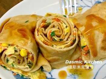 step10: 兩張餅皮中間夾著玉米蔥蛋餡、捲起、切成段，食用前淋上醬油膏 ( 食量較小者， 使用一張餅皮即可！)