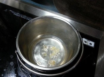 step1: 冰糖加入水煮溶灘凍備用