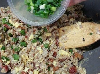 step9: 最後加入蔥粒炒勻即可