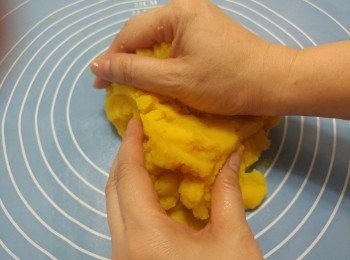 step6: 把奶黃餡轉到桌上， 用手略為搓揉再按壓至成團