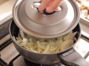 step8: 維持中火放入洋蔥，撒上少許鹽（分量外），蓋上鍋蓋蒸2分鐘。