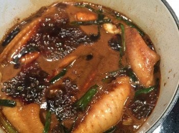 step3: 將已混合的玫瑰豉油汁倒入, 用中火煮滾至冰糖碎溶化, 然後放入醃好的<a href="https://bit.ly/3zHU5V3" target="_blank" data-keyword="雞中翼" class="guide-link"><strong>雞中翼</strong></a> <span style="display:inline-block;vertical-align:middle;margin-top:-3px;color:initial;border-radius:3px;padding:2px 3px;font-size:12px;line-height:14px;background:#87d300;color:#fff;">即買</span> , 加蓋用中小火煮約 5 分鐘