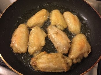 step2: 蒜頭切片，熱油鑊後用中細火煎至轉色即撈起備用；然後用(下圖)的油份量，用中細火煎香雞亦, 記住要不時反d雞亦咁就冇咁容易濃啦，煎好後將蒜片放面便完成