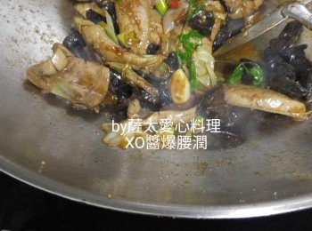 step4: 倒入腰潤及木耳炒一分鐘， 加入蠔油 ，雞粉 同杞子炒約一分鐘 ，灒入鎮江醋，麻油即可上碟享用。