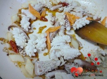 step6: 放入洋蔥,紅蘿蔔和魷魚炒至8分熟