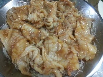 step4: 粉絲浸軟身,將粉絲放底,以醃好的鮮魷平均舖上