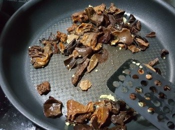 step3: 再落36g已經浸軟的乾雜菌炒香