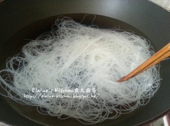 step2: 米粉放入滾水中煮至軟身盛起隔去水份備用