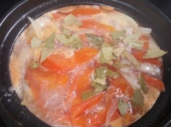 step5: 將所有材料倒入大煲水內，香草撕碎一齊加入大煲水