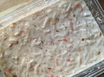 step5: 粉漿攪勻後，加上拌炒好的蘿蔔絲料、鹽、白胡椒粉拌勻，放入耐熱容器，要賣相好看的，上層再放點乾煎過的櫻花蝦，放入電鍋蒸，外鍋加3米杯水，按下去，跳起悶個幾分鐘，即可(是不是，拌一拌，放電鍋蒸，就好啦~~)