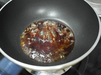 step5: 煮到變成咖啡色沸騰的時候加入25cc的熱水~要小心不要被濺到了!!!接著攪拌均勻即完成<span class="group_2">焦糖</span>醬囉~