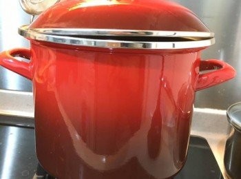 step4: 跟住再煲滾水後，把所有材料放落去用大火煲20分鐘左右