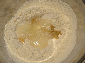 step1: 低筋麵粉過篩後放入攪拌盆內，加入油、糖漿及鹼水，用柔力搓揉至糖漿與麵粉完全混合成糰。（不需要用力搓揉，否則會出筋。）