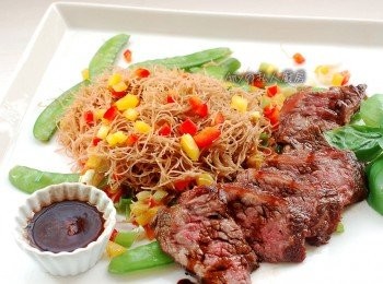 step15: 將牛排切片後搭配紅黎米粉做擺盤,再淋上特製的紅酒醬汁一起享用。色香味俱全~