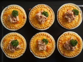 step6: 最後將烤好的鮪魚塔取出後再依照喜好放上愛之味珍寶三明治鮪魚與巴西利就完成了。