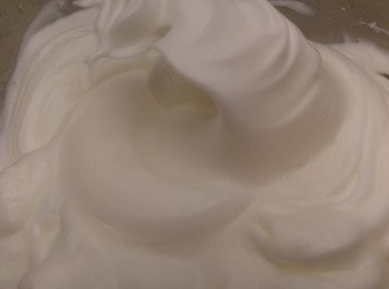 step5: 蛋白加糖打成起鈎備用。