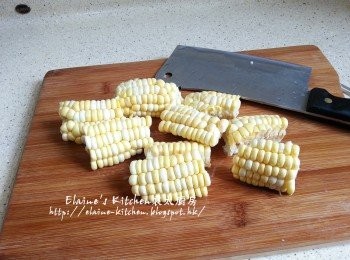 step2: 蕃茄洗淨切件 , 薯仔去皮切件 , 粟米洗淨切段