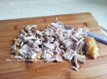 step7: 將<a href="https://bit.ly/3ANJVUp" target="_blank" data-keyword="豬展" class="guide-link"><strong>豬展</strong></a> <span style="display:inline-block;vertical-align:middle;margin-top:-3px;color:initial;border-radius:3px;padding:2px 3px;font-size:12px;line-height:14px;background:#87d300;color:#fff;">即買</span> 盛起撕成絲