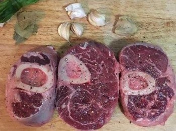 step2: 蒜拍扁不去皮，薑拍扁；用鹽和黑胡椒粉撒抹在牛膝上。