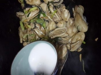 step8: 倒入蠔油炒至上色，加入生粉水、大火炒至乾身、