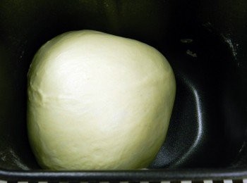 step2: 麵團材料依序：牛奶、酵母、糖、麵粉、鹽、油放入麵包機中，選擇麵團功能，並完成第一次發酵