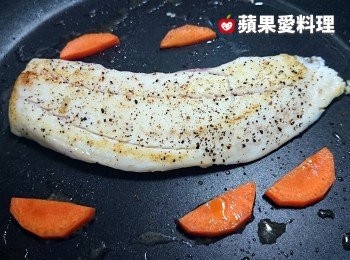 step2: 魚片底部反白，煎到微焦時，用鍋鏟輕輕翻面，從鍋邊淋入米酒，灑上「現磨馬告」和鹽，蓋上鍋蓋，續煎。