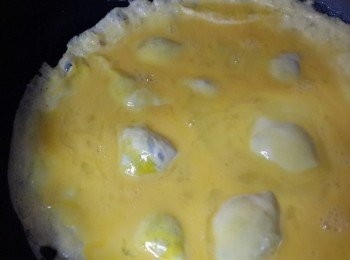 step1: 起油鍋先將蛋打散到入鍋中