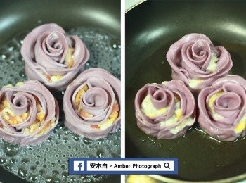 step6: 拿一個平底鍋，放上玫瑰花餃後，倒入50C.C水到鍋中，蓋上鍋蓋，轉中、小火蒸煮，待水快乾時再適量添加水(打開鍋蓋2次添加水)，將玫瑰花餃煮熟。