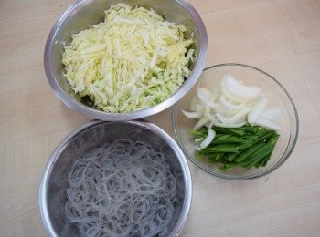 step2: 粉絲出水，泡菜切碎，洋蔥、韭菜，椰菜切絲