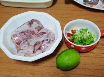 step1: 透抽處理乾淨切小段， 辣椒切小圏，蔥1支蒜末／薑末各1大匙香菜1~2株切細末備用