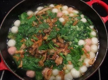step13: 將煮熟的湯圓及茼蒿,撈起放入高湯裡,熄火前放入<span class="group_2">配料</span>和香菜,油蔥酥及少許芝麻香油即完成美味的鹹湯圓。