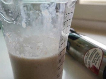 step4: *將煮熟的蘑菇，洋蔥放置食物調理器中打成泥狀，再放回鍋中。