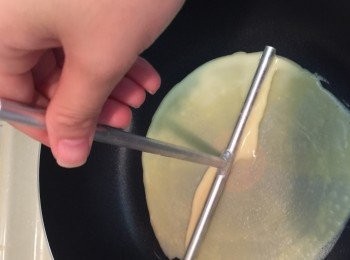 step2: 取適量倒入平底鍋~沒有丅字棒也可使用湯匙協助攤平