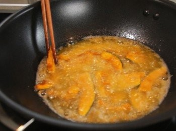 step3: 南瓜片放入滾油，半煎炸至金黃