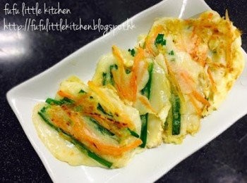 step4: 將煎餅反轉煎至兩面有金黃即可，吃時可沾醬同吃。