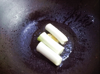 step3: 熱鍋下油，放入蔥薑爆香，倒入料酒和水煮開，下八角，細砂糖，米酒，醬油（老抽生抽都可以）煮至湯汁濃稠，轉文火繼續燜