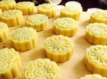 step5: 再取20到~30克綠豆，用自己喜歡的膜具壓膜成形，放入冰箱冷藏食用最佳。