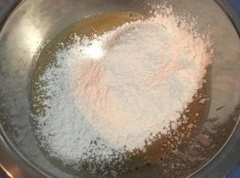 step5: 接著篩入低筋麵粉.