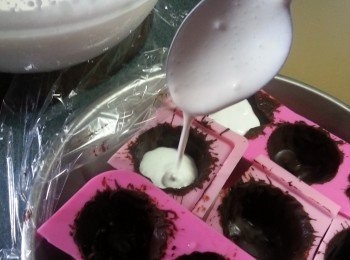 step6: 取出朱古力模,將雪糕加入朱古力模內,倒9成滿,然後放回雪櫃雪2-3個小時待雪糕硬身