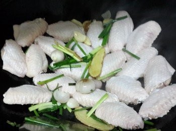 step5: 將炒香的料頭移去一邊，放入<a href="https://bit.ly/3zHU5V3" target="_blank" data-keyword="雞翼" class="guide-link"><strong>雞翼</strong></a> <span style="display:inline-block;vertical-align:middle;margin-top:-3px;color:initial;border-radius:3px;padding:2px 3px;font-size:12px;line-height:14px;background:#87d300;color:#fff;">即買</span> ，用中火煎至兩面微黄