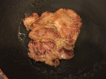 step1: 豬扒煎香後切條備用；