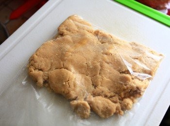 step5: 將麵團放入夾鏈袋中稍整平