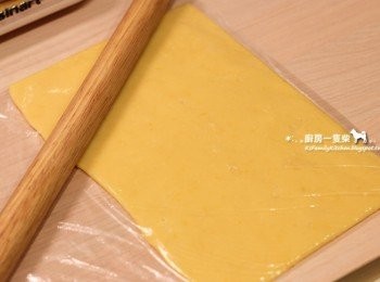 step5: 完成的麵團放入塑膠袋中，均勻擀平，即完成「<span class="group_1">檸檬味</span>麵團」。送入冰箱冷藏約30分鐘。