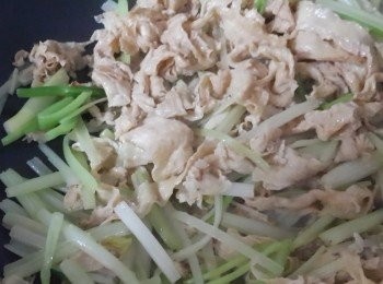 step2: 起油鍋放入芹菜炒至8分熟倒入豆包拌炒加入適量的鹽 完成